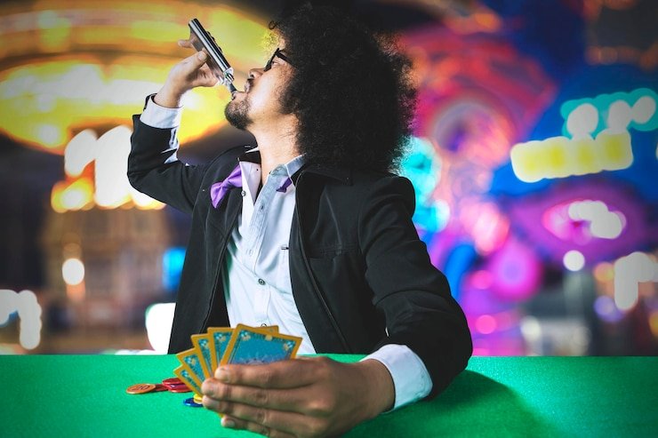 Dealer profesional membagikan kartu pada permainan kasino langsung di studio