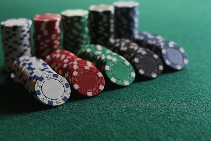 Atlet bulu tangkis Indonesia sedang melakukan smash kuat dalam pertandingan resmi